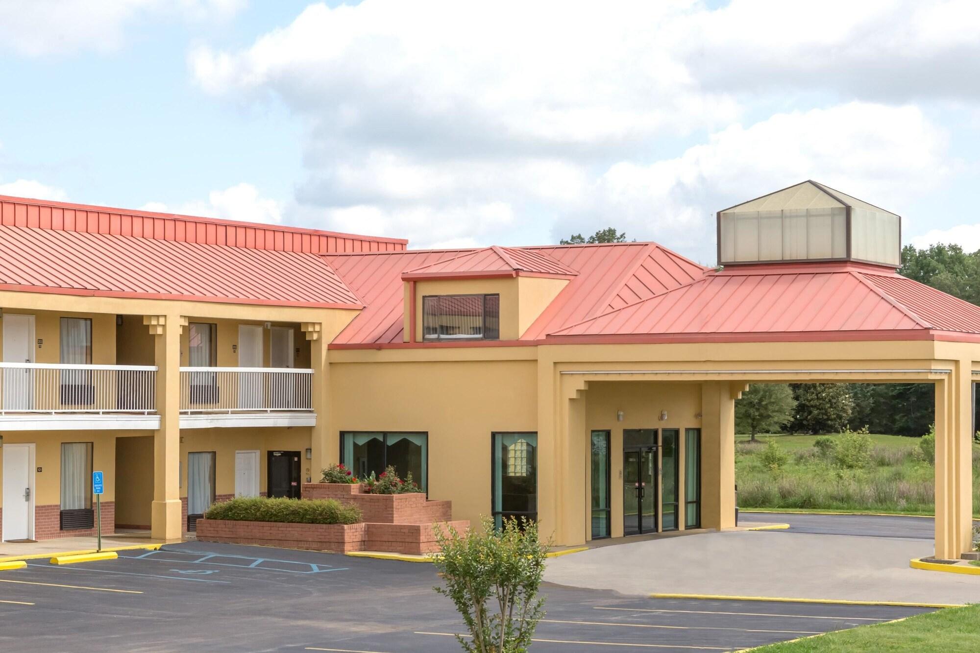 Super 8 By Wyndham Madison/Ridgeland Area Hotel Exterior photo